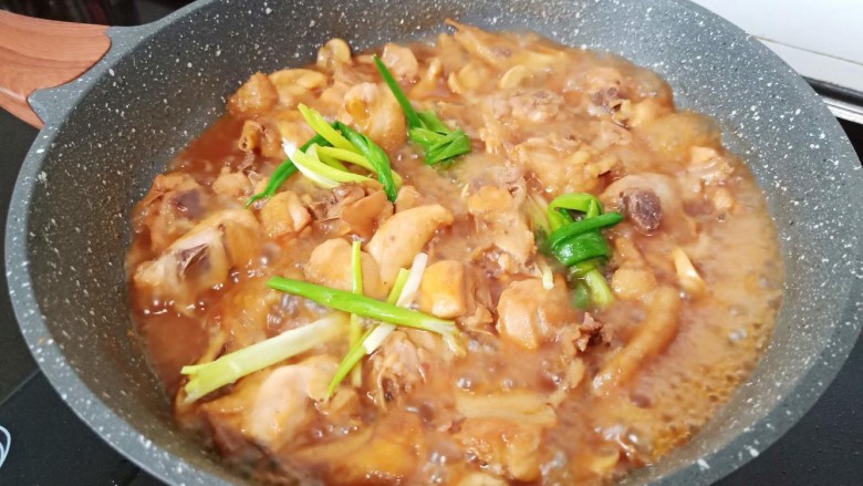 黄焖鸡块,加入生姜去腥,葱结提香。