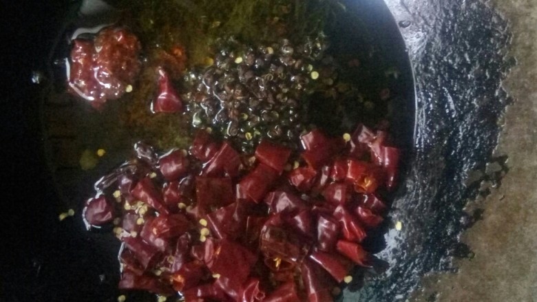 酸菜芋圆鸡,炒锅倒油,放花椒、少许<a style='color:red;display:inline-block;' href='/shicai/ 46964'>郫县豆瓣酱</a>和干海椒粒小火炒。