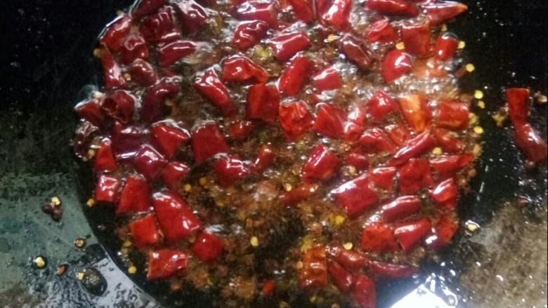酸菜芋圆鸡,炒香后,取出调味料,留香料油在锅中。