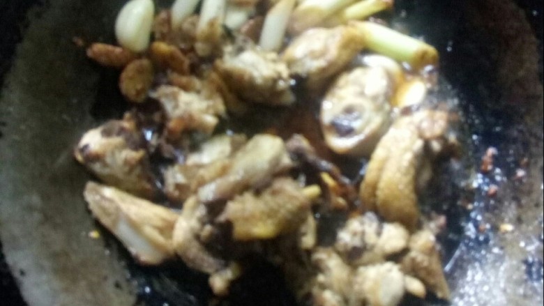 酸菜芋圆鸡,放入鸡块,烹料酒,大火炒香。