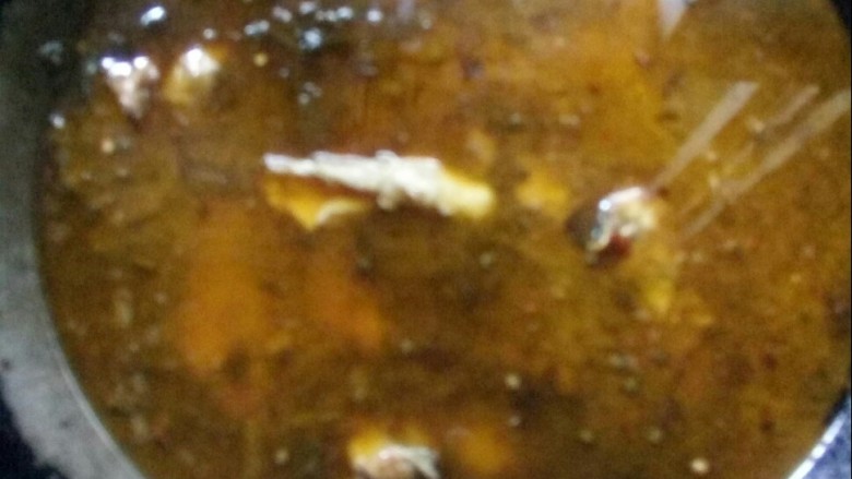 酸菜芋圆鸡,渗入高汤,调入鲜鸡汁,大火转小火,烧鸡。