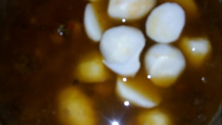 酸菜芋圆鸡,鸡烧至八成熟时,加入芋圆,煮十分钟关火。