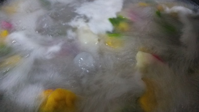 新年五彩缤纷饺子,十二放鞭炮下饺子了。