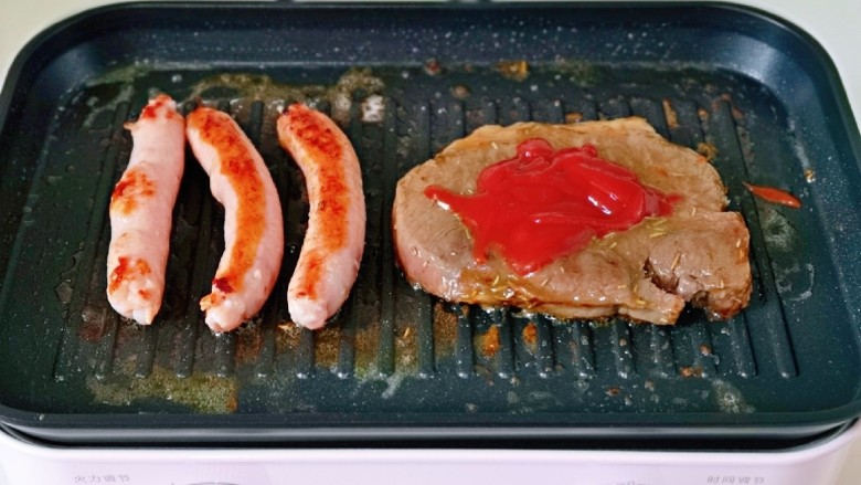 黑胡椒意大利面,待牛排煎至自己喜欢的成熟口感时加入<a style='color:red;display:inline-block;' href='/shicai/ 699'>番茄酱</a>,酱料也冷根据个人喜欢任意调换。