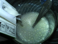 红枣酸奶,加入剩余的牛奶,搅拌均匀