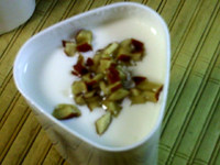 红枣酸奶,把<a style='color:red;display:inline-block;' href='/shicai/ 2470'>红枣</a>切小丁,放在表面点缀