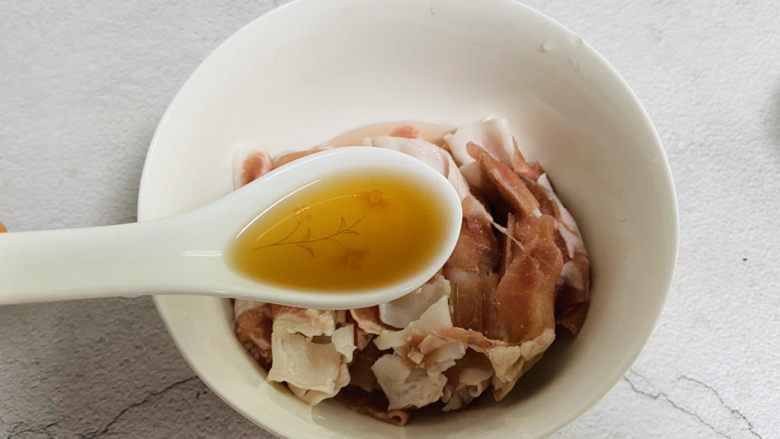 葱爆羊肉片,羊肉卷自然解冻后清洗干净沥干水分加入两勺<a style='color:red;display:inline-block;' href='/shicai/ 718'>料酒</a>