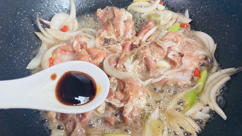 葱爆羊肉片,烹大火翻炒片刻,烹入一勺<a style='color:red;display:inline-block;' href='/shicai/ 721'>蚝油</a>翻炒均匀