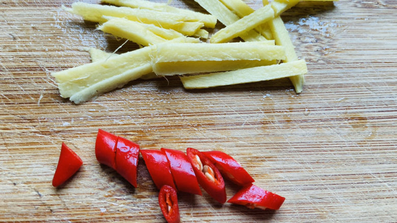 葱爆羊肉片,<a style='color:red;display:inline-block;' href='/shicai/ 2800'>生姜</a>洗净切丝,小米辣切小片