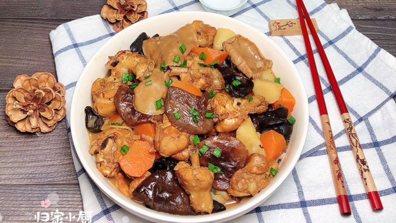 黄焖鸡块,一盘色香味俱全的黄焖鸡块就做好了,和传说中的小鸡炖蘑菇有点像哟!
