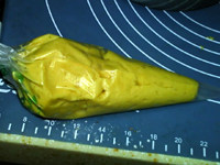 芝麻蛋香饼,装入裱花袋,剪掉尖角