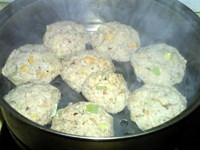 豆渣杂蔬蒸饼,蔬菜熟透后,关火,出锅晾凉