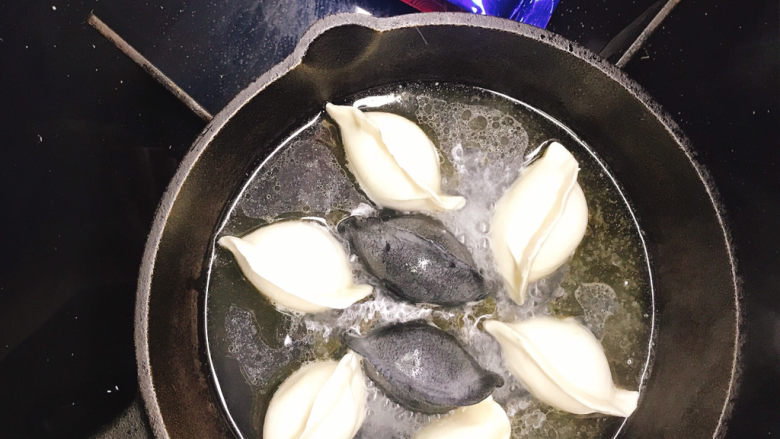 抱蛋饺子🥟,加入清水(饺子一半高度即可)