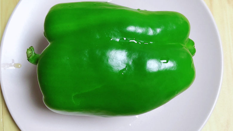 青椒炒腐竹,准备好<a style='color:red;display:inline-block;' href='/shicai/ 61'>青椒</a>,洗净待用。