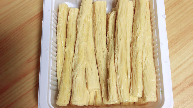 青椒炒腐竹,准备好<a style='color:red;display:inline-block;' href='/shicai/ 468'>腐竹</a>,洗净待用。