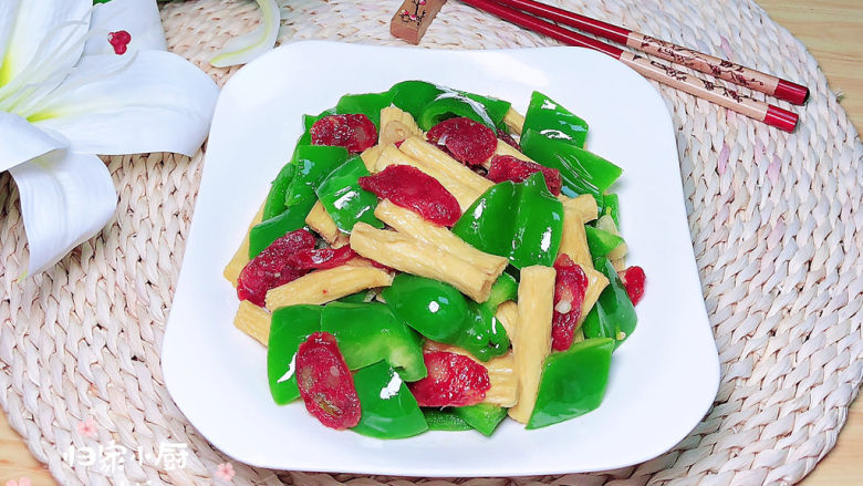 青椒炒腐竹,一盘色香味俱全的青椒炒腐竹就上桌了!