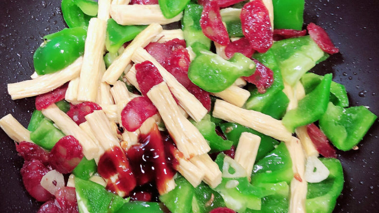 青椒炒腐竹,放入<a style='color:red;display:inline-block;' href='/shicai/ 721'>蚝油</a>翻炒均匀,即可出锅了。