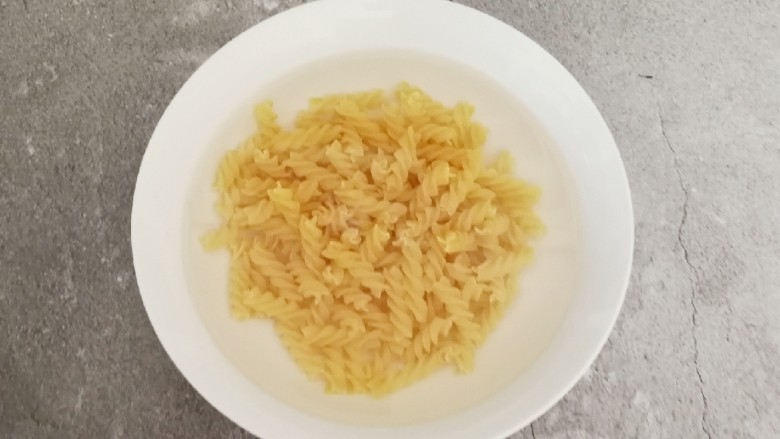 黑胡椒意大利面,意面用清水泡10分钟 煮熟