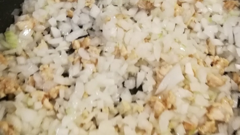 黑胡椒意大利面,翻炒均匀 洋葱炒软