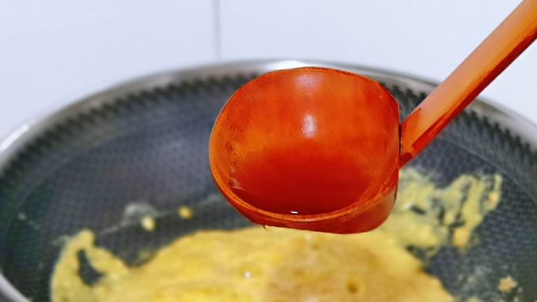 蛋黄焗玉米,炒碎后加入<a style='color:red;display:inline-block;' href='/shicai/ 718'>料酒</a>,去腥。