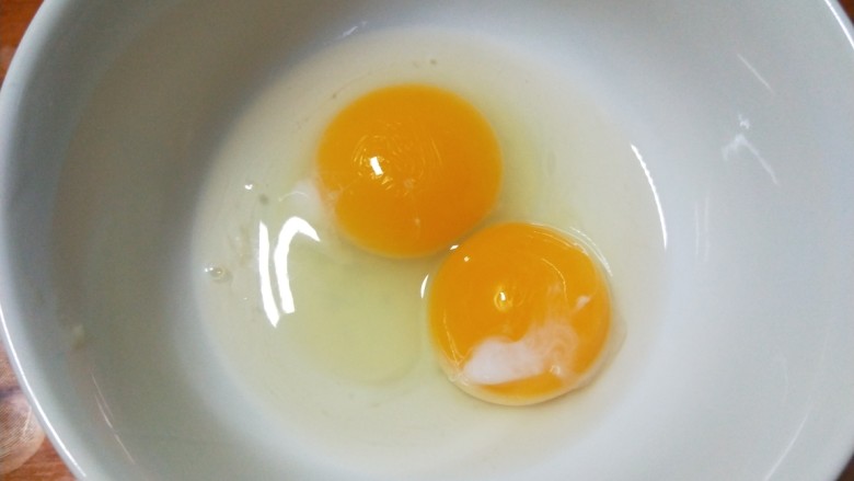 锅塌里脊,<a style='color:red;display:inline-block;' href='/shicai/ 9'>鸡蛋</a>一个,在加一个蛋黄搅拌均匀。