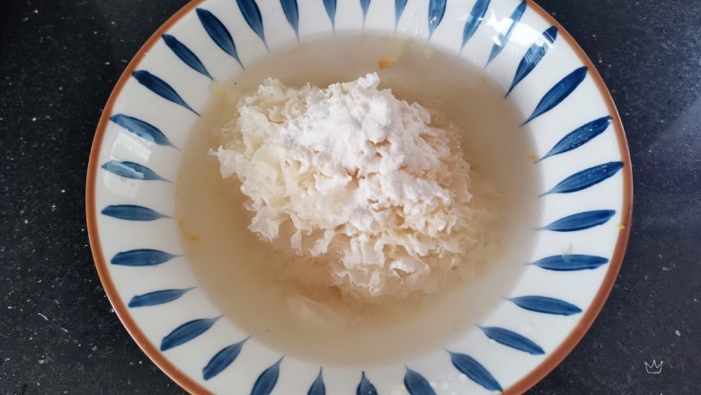 银耳莲子红枣汤,银耳泡发加适量面粉,这样能更好的清洗干净