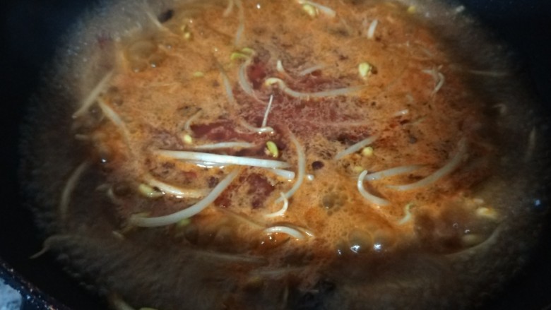 水煮鱼片,加入料酒,适量水烧开。