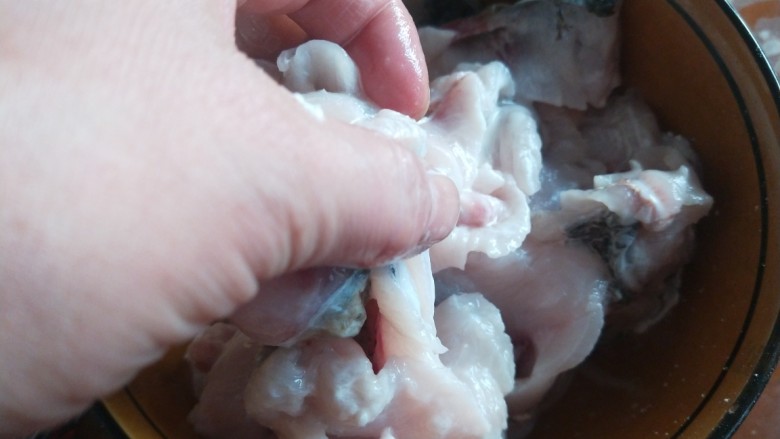 水煮鱼片,加入<a style='color:red;display:inline-block;' href='/shicai/ 718'>料酒</a>,蛋青抓均匀。