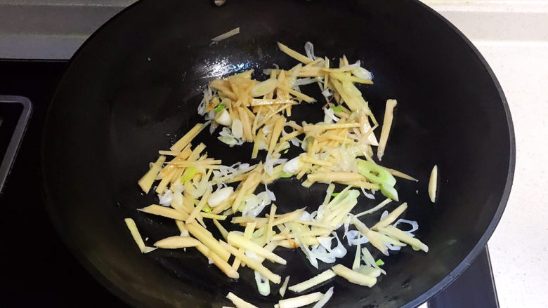 香辣八爪鱼,炒锅烧热后加入大豆油,油烧热后加入葱姜,炒出香味