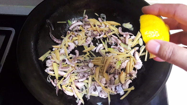 香辣八爪鱼,翻炒均匀,挤入柠檬汁,除去八爪鱼的腥味