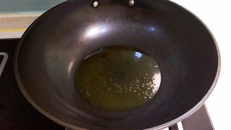 爆炒牛蛙,另起锅,锅里加入菜籽油
