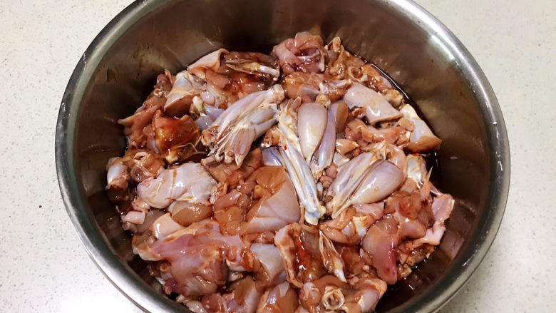 爆炒牛蛙,充分调匀,腌制30分钟