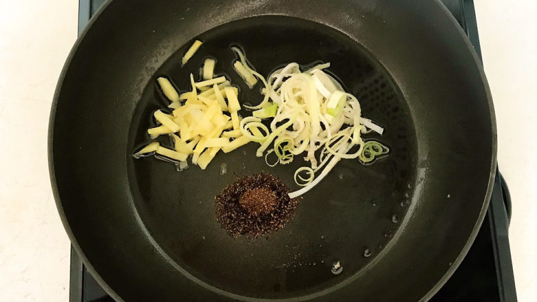 粉条炒肉,加入葱姜,加入花椒粉