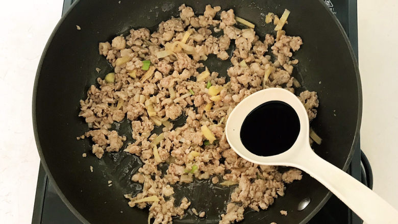 粉条炒肉,翻炒2分钟,加入<a style='color:red;display:inline-block;' href='/shicai/ 762'>老抽</a>