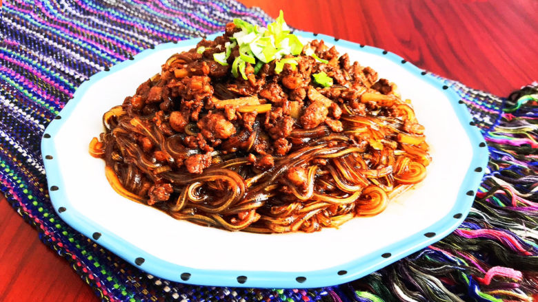 粉条炒肉,粉条炒肉出锅了,撒入葱末就可以吃了~