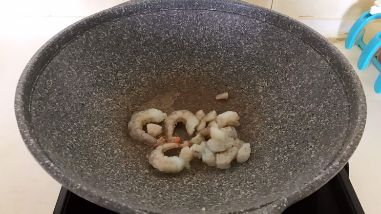 韩式泡菜炒饭,另起锅,加入玉米油,油烧热后加入虾仁
