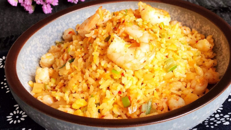 韩式泡菜炒饭,泡菜炒饭出锅了,这道炒饭风味独特,味道美极了~
