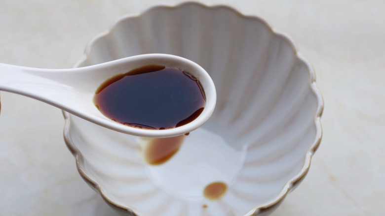 凉拌豆皮版花开富贵,调制酱汁,碗中加入适量的<a style='color:red;display:inline-block;' href='/shicai/ 788'>生抽</a>。