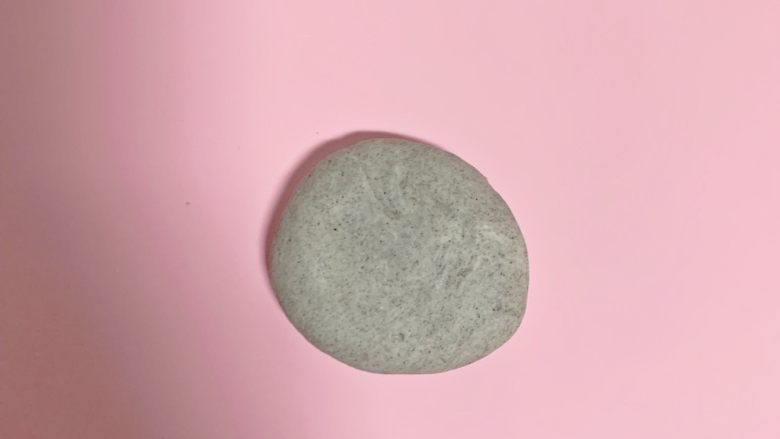 mini卡通黑芝麻小馒头(一次发酵),把面团排气5分钟