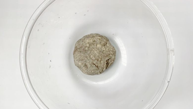 mini卡通黑芝麻小馒头(一次发酵),和成光滑的面团并盖上保鲜膜发酵