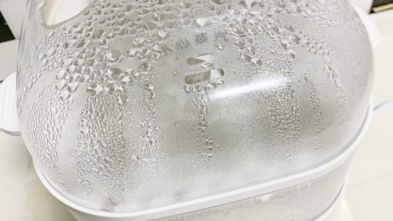 mini卡通黑芝麻小馒头(一次发酵),锅开上锅蒸20分钟后关火焖5分钟。蒸的过程中好香好香的