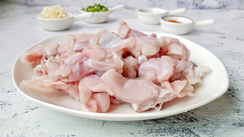 爆炒牛蛙,<a style='color:red;display:inline-block;' href='/shicai/ 270'>牛蛙</a>切小块,反复清洗去除杂质。