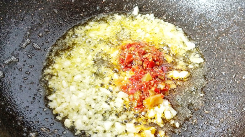 爆炒牛蛙,锅里留一点油,放蒜泥,<a style='color:red;display:inline-block;' href='/shicai/ 6092'>剁椒酱</a>翻炒出香味。