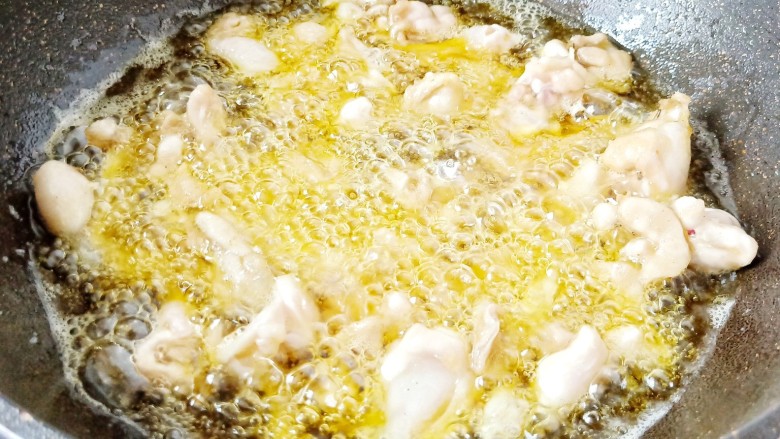 爆炒牛蛙,锅里多倒一点油。下牛蛙,开大火油炸。