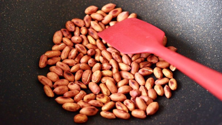 芝麻核桃糖,同样的方式,把<a style='color:red;display:inline-block;' href='/shicai/ 4262'>花生米</a>也小火炒熟盛出。