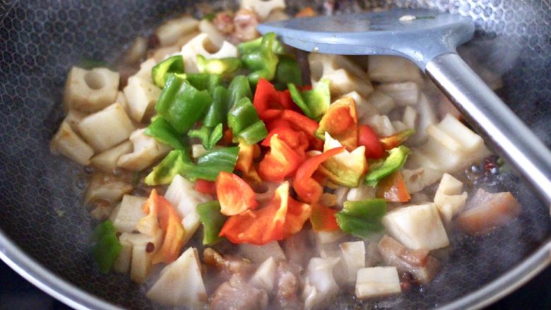 猪头肉香辣藕丁,加入青红辣椒和<a style='color:red;display:inline-block;' href='/shicai/ 793'>米醋</a>,加醋炒会让藕丁的口感更加爽脆。