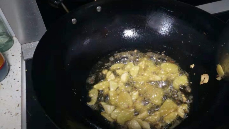 麻辣鸡胗,放准备好的姜片蒜片花椒,小火炒香