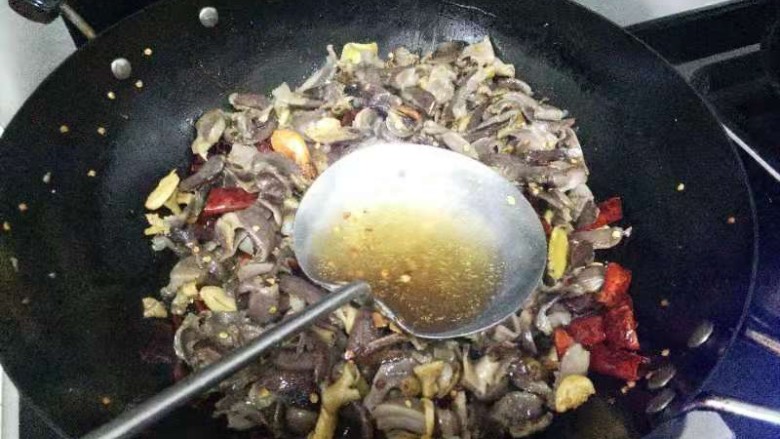麻辣鸡胗,放入料酒,去腥,提鲜