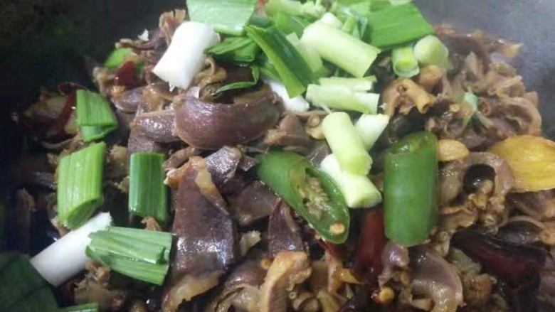 麻辣鸡胗,最好放盐味精调味,好吃的麻辣鸡胗就做好了,放入我们准备的蒜叶