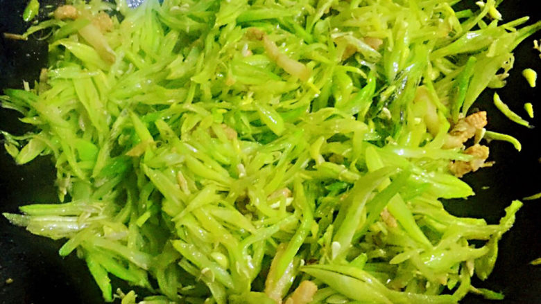 猪肉炖豆角,放入芸豆丝大火开始翻炒